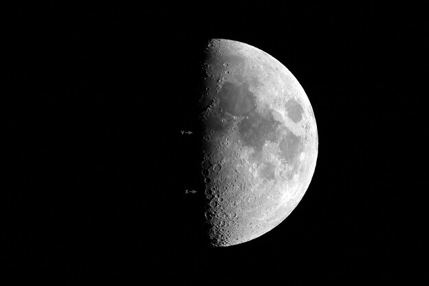 写真: 12月の上弦の月、月面にVと何となくX