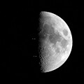 写真: 12月の上弦の月、月面にVと何となくX