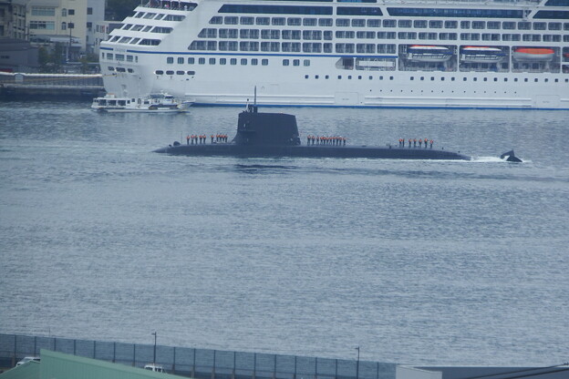 写真: 潜水艦はくげい　出航