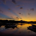 写真: 漁港の夕暮れ
