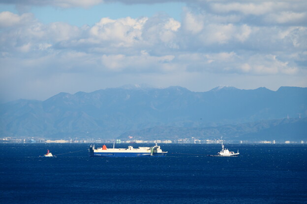 写真: 松山沖を西進中