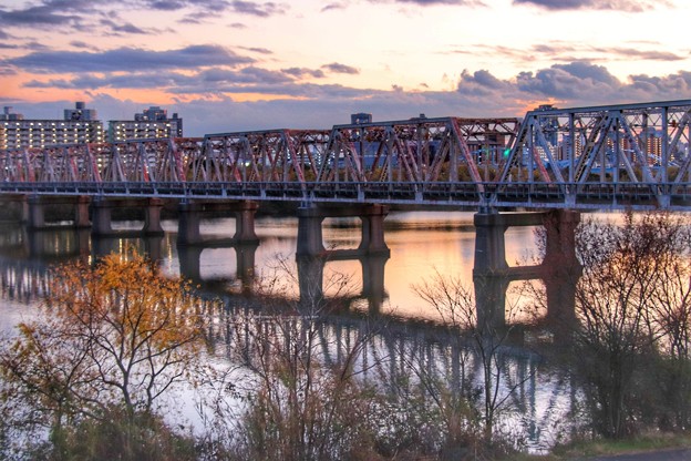 写真: 夕暮れの赤川鉄橋