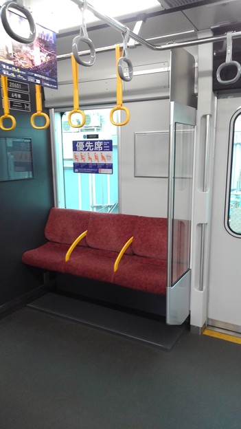 写真: Sotetsu 20000 priority seat with arm rests