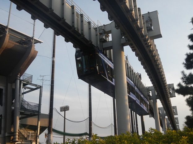 写真: Chiba Monorail train hanging on track