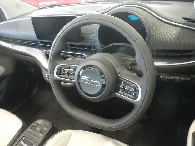 写真: [Imported] Fiat 500e steering wheel