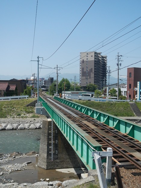 Kamikochi Line train apploaches Tagawa Bridge