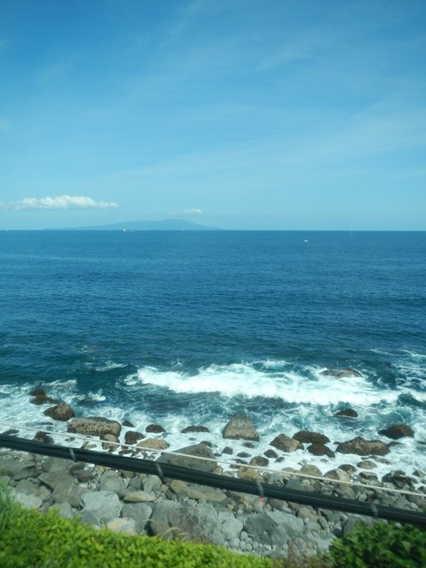 稲取の白波と伊豆大島