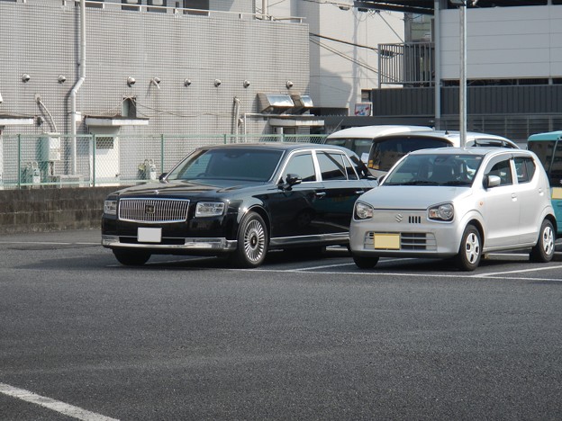 Toyota Century and Suzuki Alto (right, K-car)