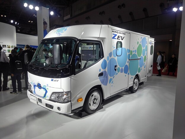 写真: Hino Dutro ZEV [electric truck] walkthrough van