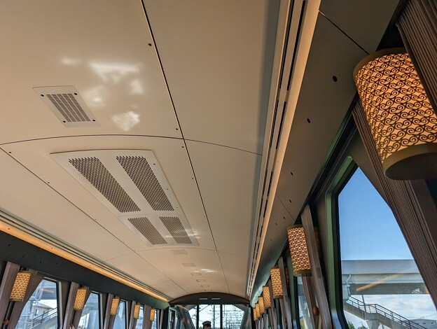 写真: Tobu N100 Cockpit Lounge ceiling