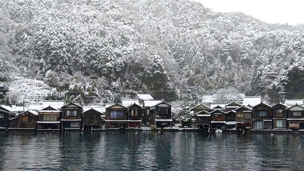 雪景色の伊根浦舟屋群