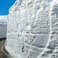 Photos: 車窓から見た雪の大谷（１）