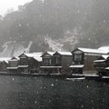 写真: 雪の舞う伊根浦舟屋群