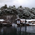 Photos: 雪化粧した舟屋の風景