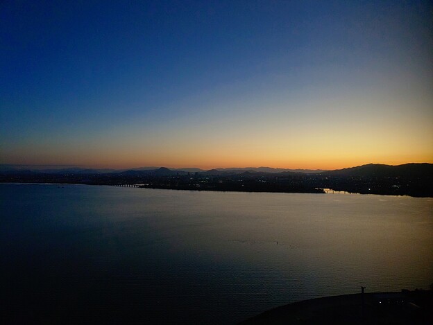 写真: 琵琶湖湖畔の夜明け
