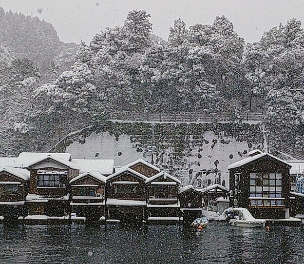 写真: 雪景色の舟屋群