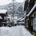 写真: 雪降る伊根の町並み