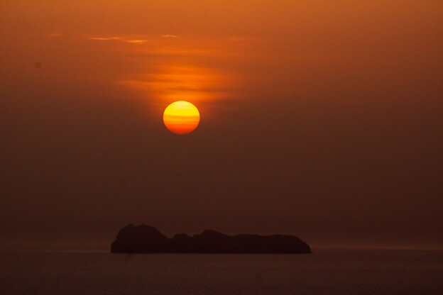 写真: 若狭湾沓島越しの日の出（１）