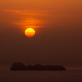 写真: 若狭湾沓島越しの日の出（１）