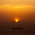 写真: 若狭湾沓島越しの日の出（２）