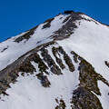 写真: 主峰・雄山山頂への稜線