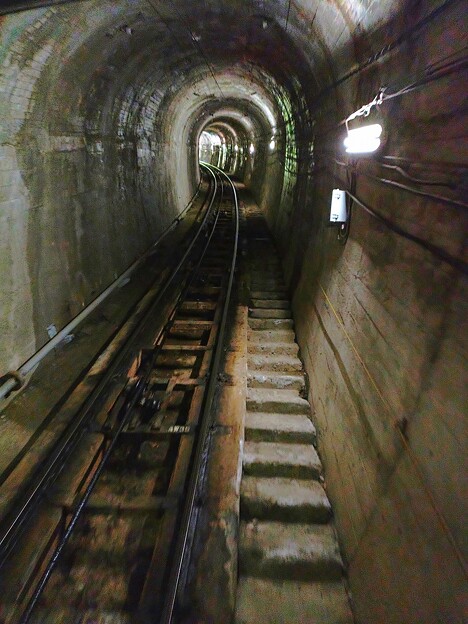 写真: 立山ケーブル（トンネル）