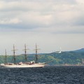 写真: 東京湾観音と帆船日本丸