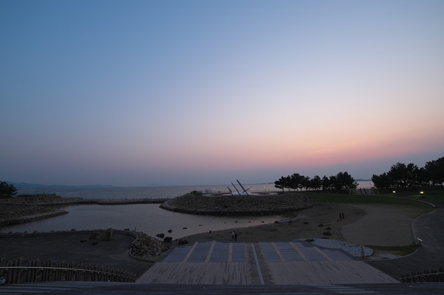 写真: 日没後の海辺の公園