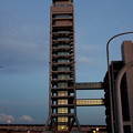 写真: 夕暮れ管制塔2