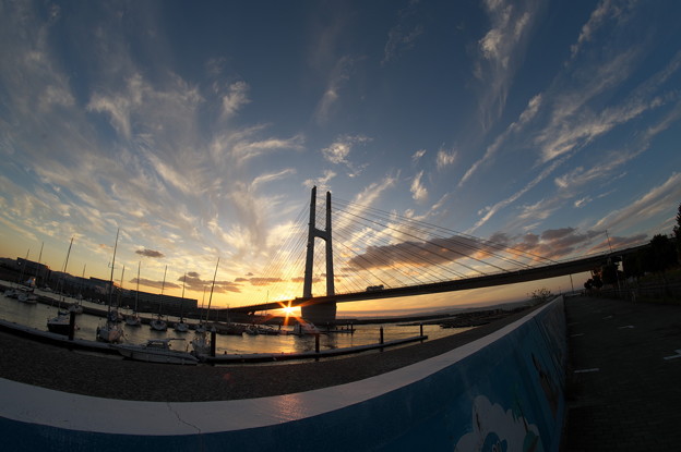写真: 夕日と橋とヨットハーバー