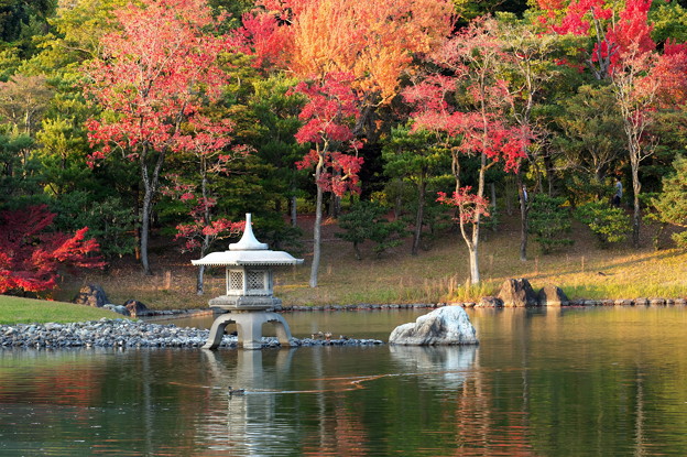 写真: 湖面上の紅葉2