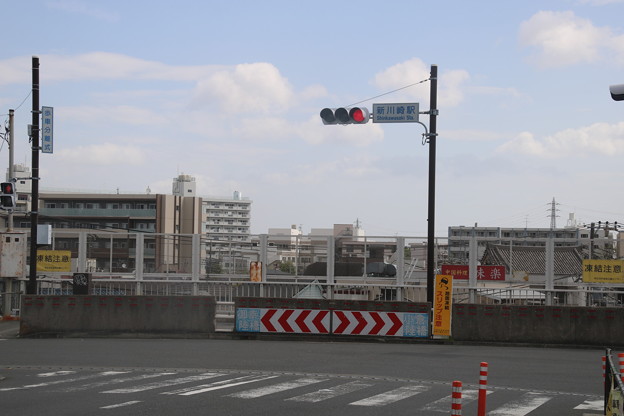 写真: 新川崎駅 駅前の交差点