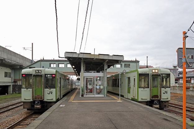 写真: 十日町駅で列車交換