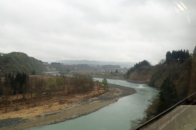 写真: 飯山線の車窓（信濃川を遡る）