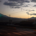 写真: 夜明けの富士山