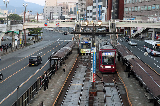 写真: 朝の長崎駅前電停