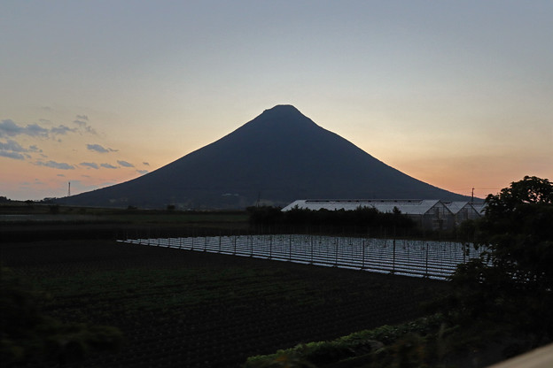 写真: 夕暮れの薩摩富士