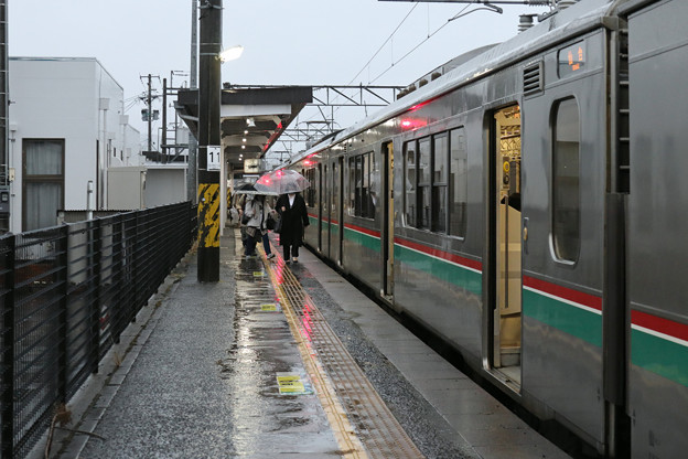 写真: 雨の利府駅