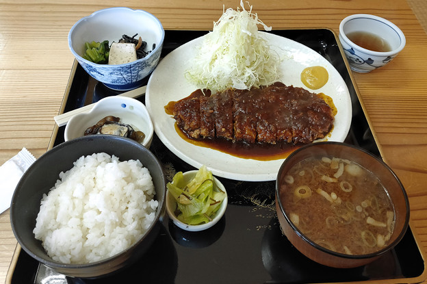 写真: 終着北濃駅の味噌カツ定食