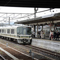写真: 草津線221系とSHINOBI-TRAIN