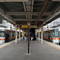 写真: 大府駅で列車交換
