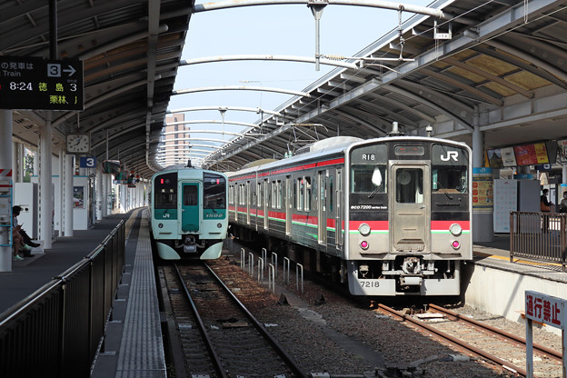 写真: 予讃線と高徳線の普通列車