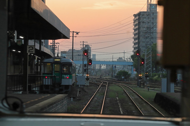 写真: 夕暮れの徳島駅