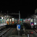 写真: 夜の宇和島駅