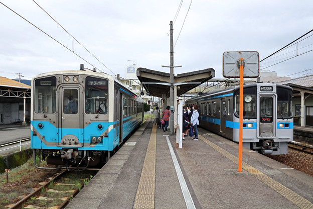 写真: 伊予市駅から電化路線