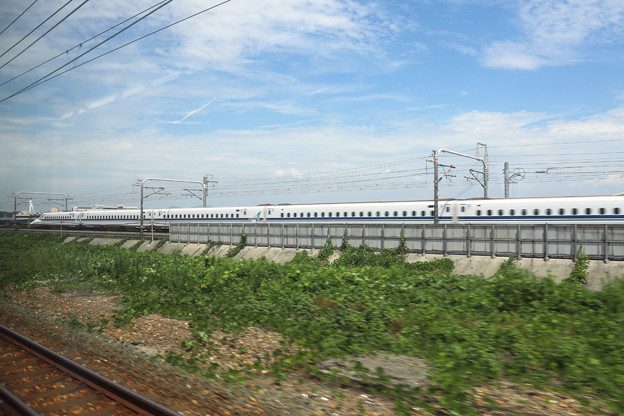 写真: 新幹線と行き違い