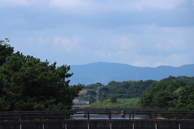 ガーデンパークから山頂の鉄塔が見える富幕山