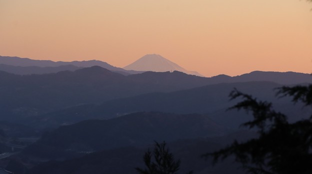 写真: 富幕山休憩舎展望デッキより今朝の富士山