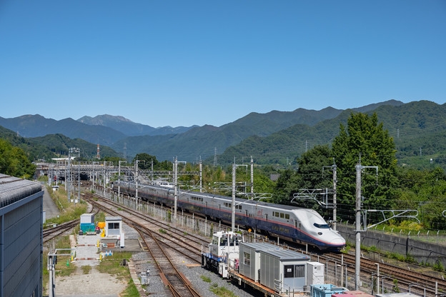 写真: 谷川岳と新幹線