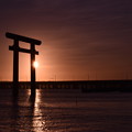 写真: 鹿島神宮西の一の鳥居×夕陽